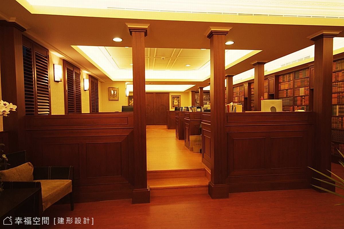 遇見霍格華茲 如置身圖書館的辦公空間